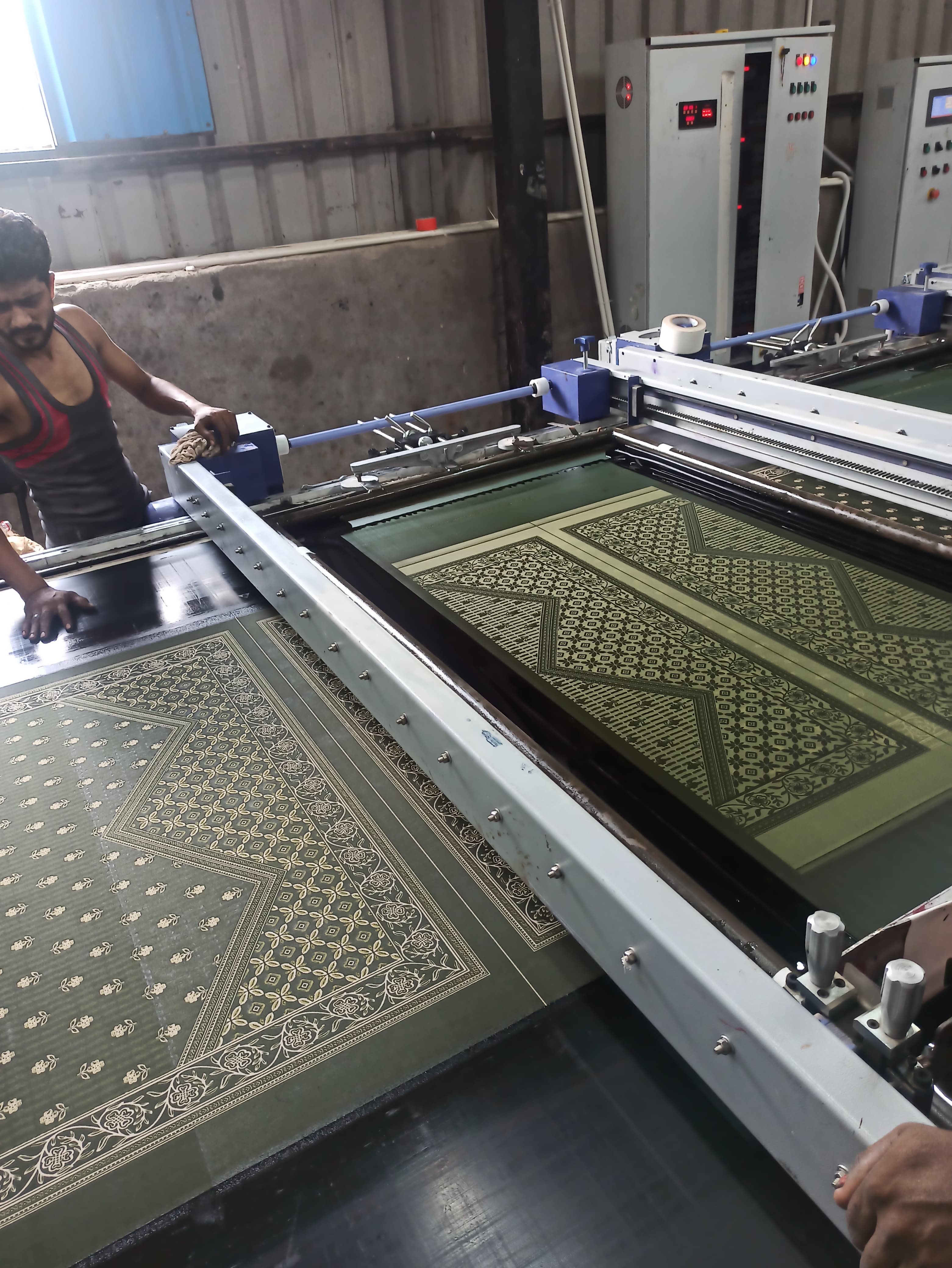 Screen printing machinery producing detailed textile patterns